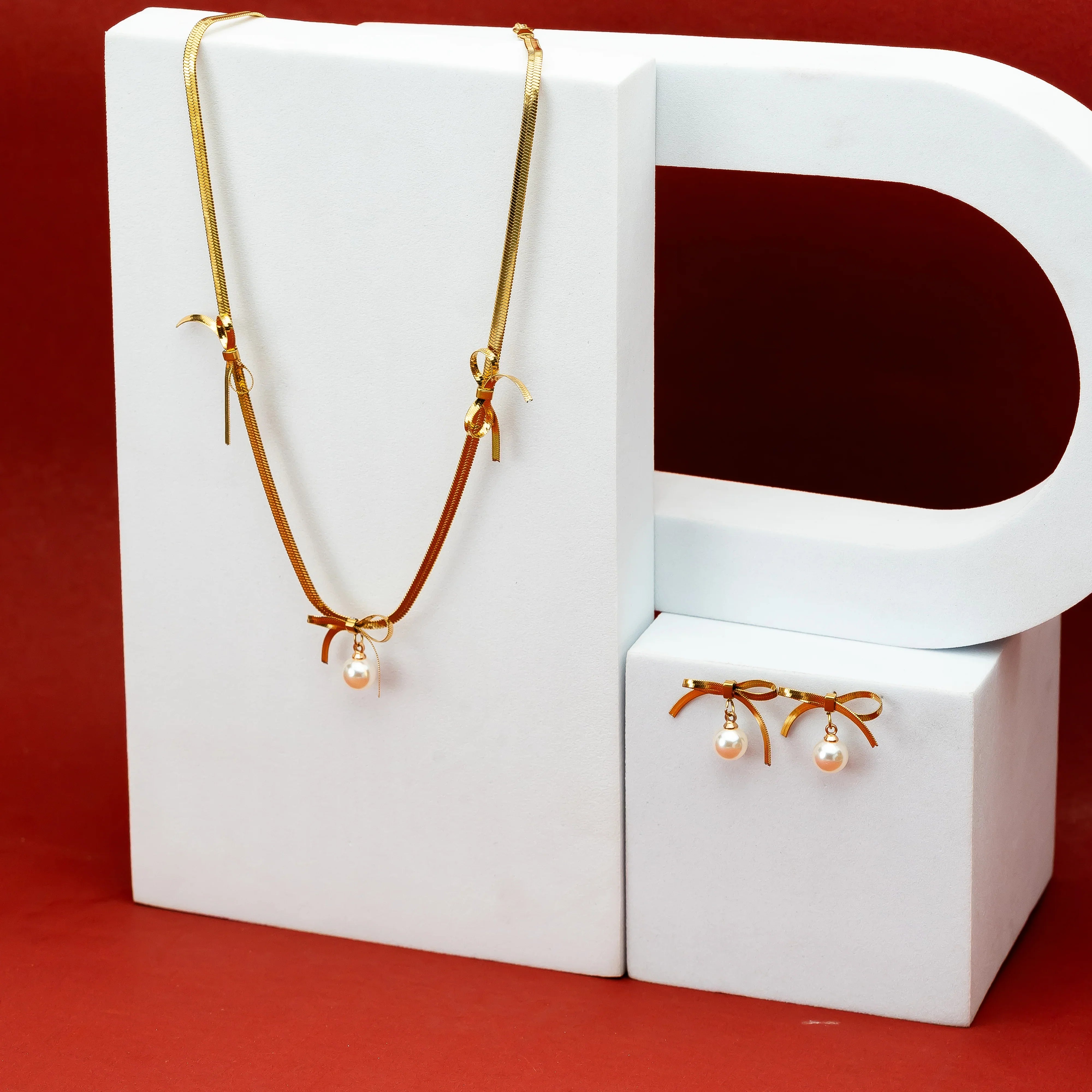 Snake chain with bow and pearl