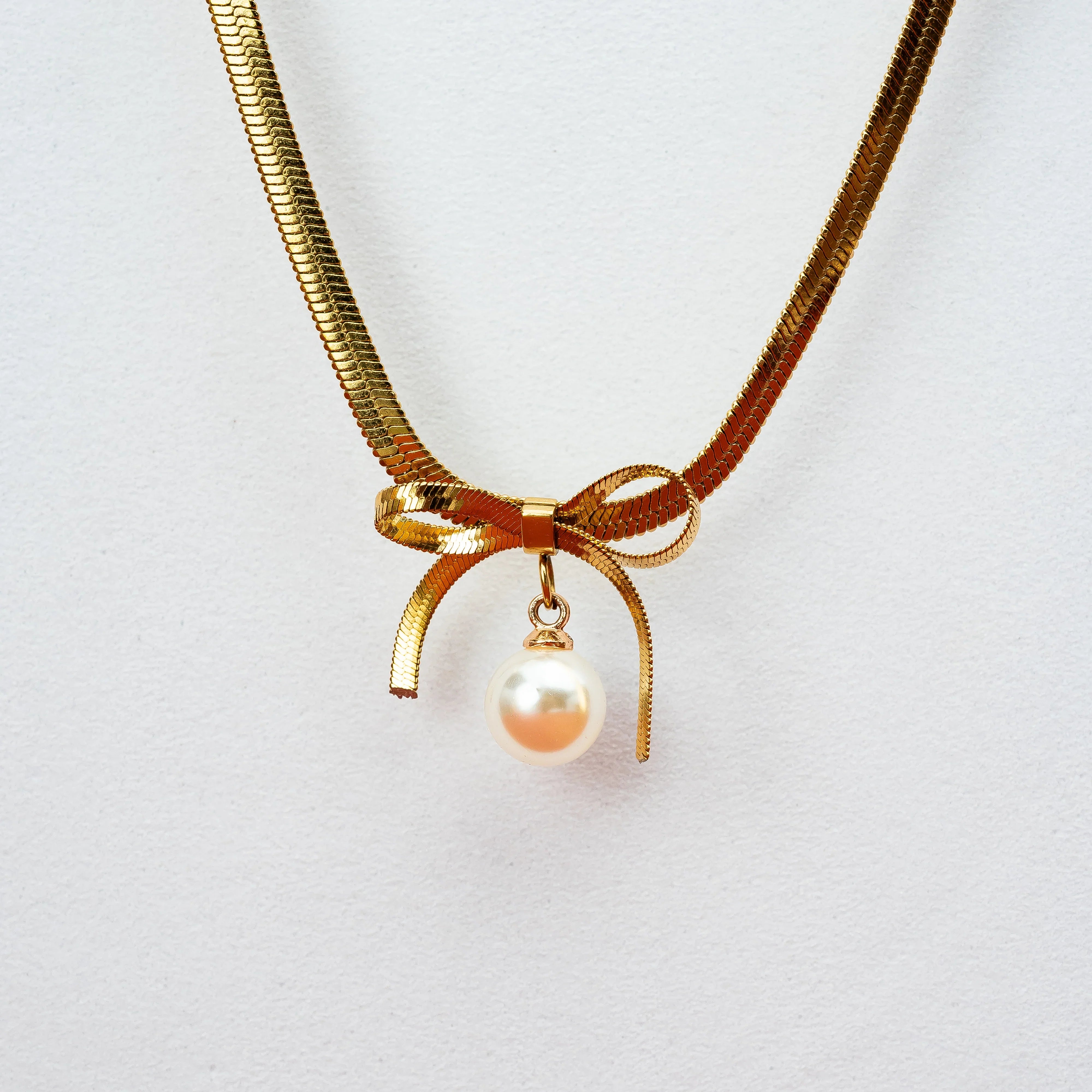 Snake chain with bow and pearl